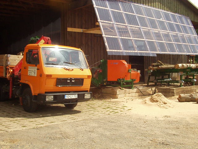 Unser LKW wird beladen.